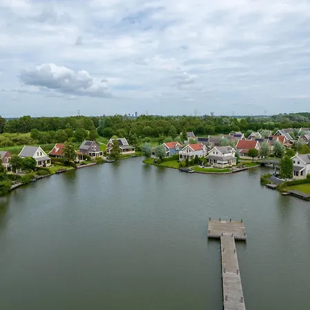 度假居 By Water Near Rotterdam *