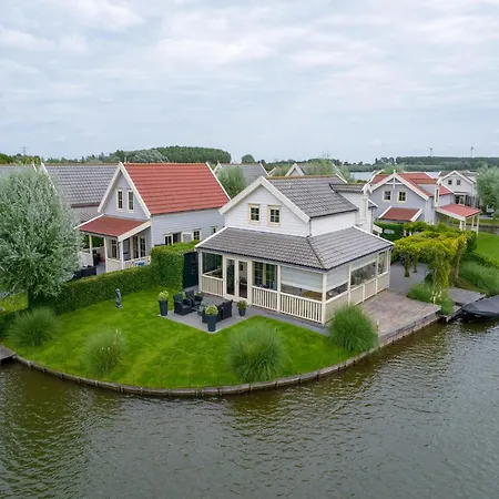 On The Water With Veranda Holiday home
