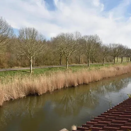 度假居 By Water Near Rotterdam *