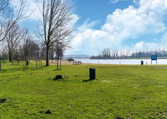 By Water Near Rotterdam بيت للعطل *